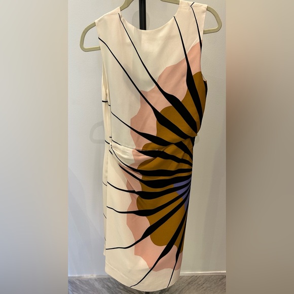 Diane von Furstenberg Adalvino multi color dress. Size 4. 95% silk and 5% Lycra. - Picture 3 of 6